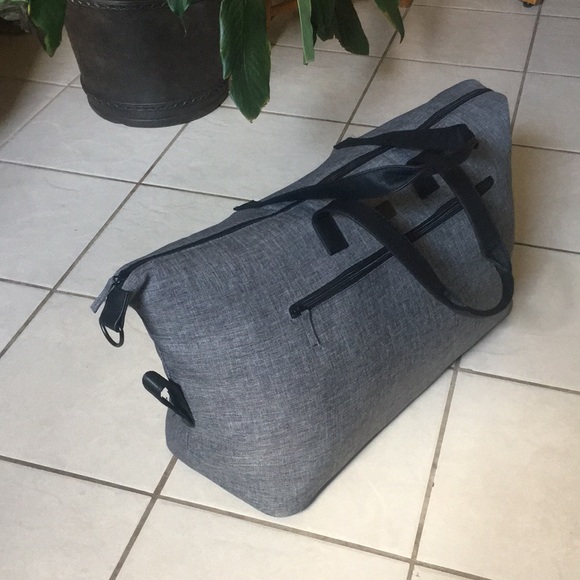 Hugo Boss duffel bag - Picture 3 of 5